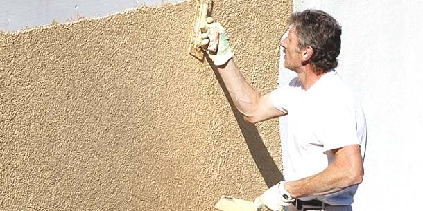 buitenmuur bezetten met synthetische pleister